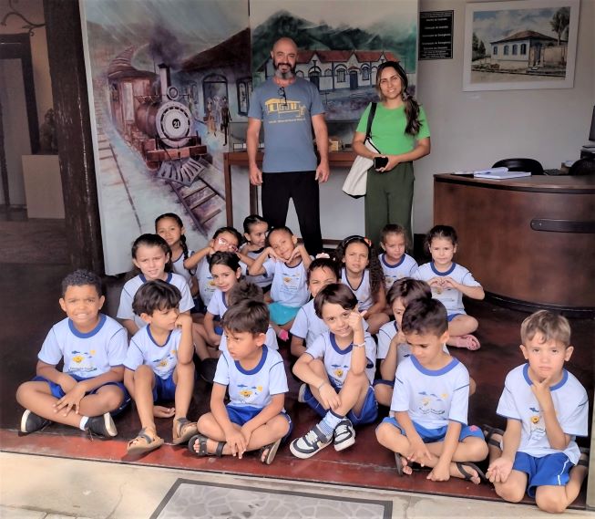 api-modulos/fotos/img/galeria_cat_culturais_490/490/13495/11 - VISITA GUIADA POR GUSTAVO, CEMEI ABELHINHA DOURADA, PROF. JENIFER, 28.10.2025 (11).jpg